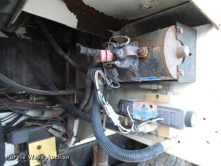 image for item DC7951 2005 International 4200 street sweeper truck