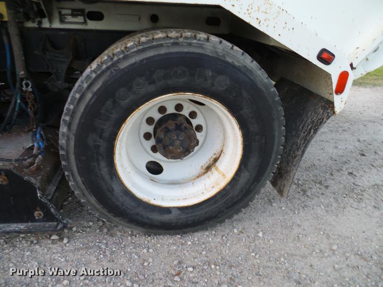 image for item DC7951 2005 International 4200 street sweeper truck