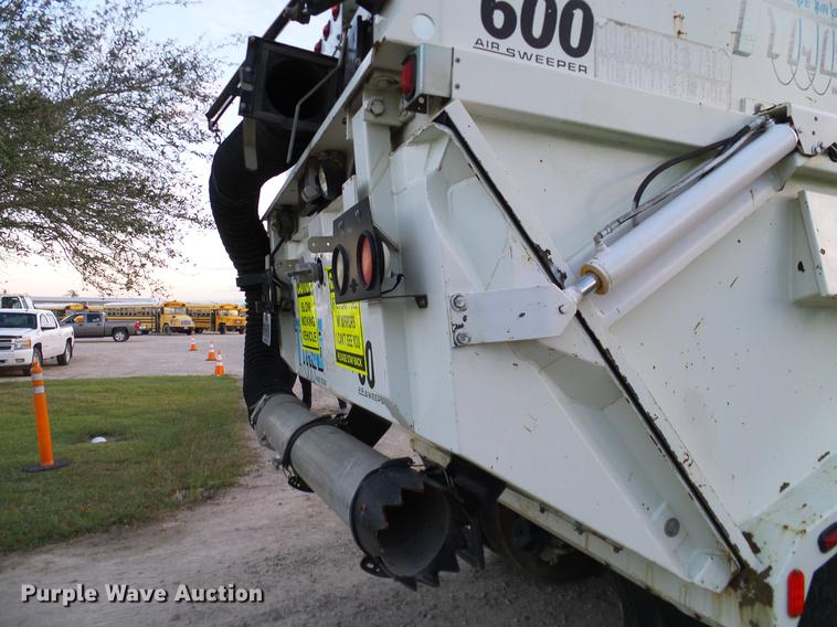 image for item DC7951 2005 International 4200 street sweeper truck