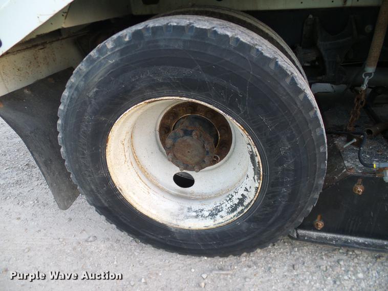 image for item DC7951 2005 International 4200 street sweeper truck