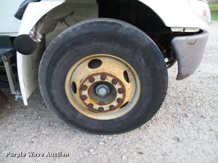 image for item DC7951 2005 International 4200 street sweeper truck