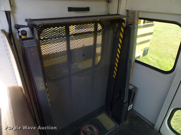 image for item DC7983 1999 International 3800 school bus