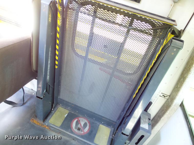 image for item DC7983 1999 International 3800 school bus