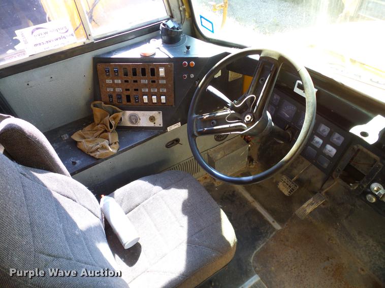 image for item DC7989 1990 International 3700 American Bus Corp. school bus