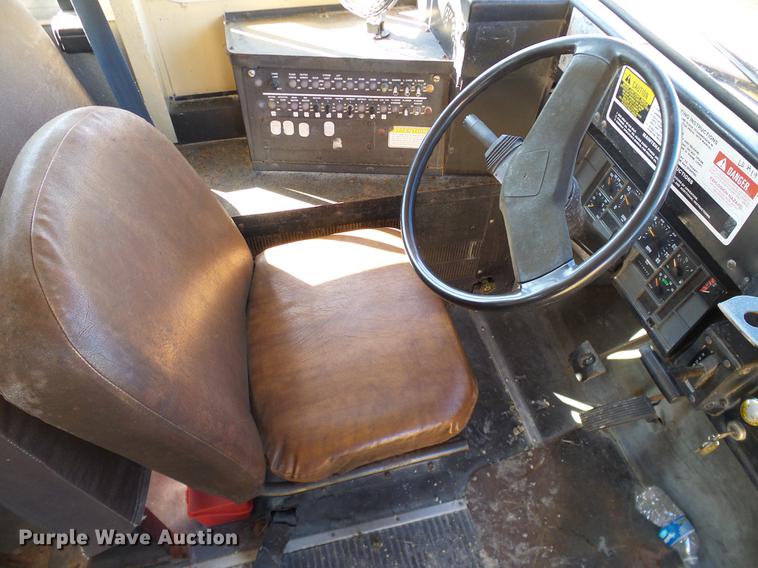 image for item DC7995 1994 International 3700 Carpenter school bus