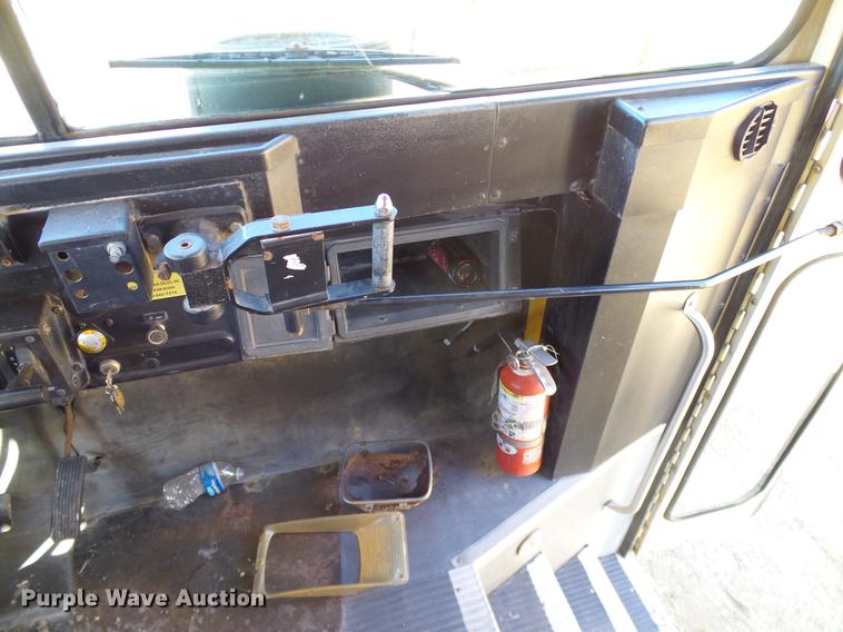 image for item DC7995 1994 International 3700 Carpenter school bus