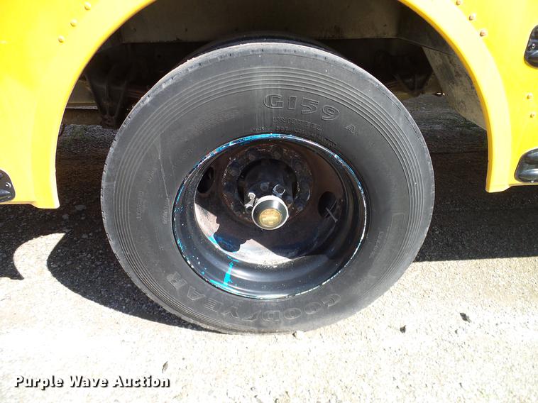 image for item DC7995 1994 International 3700 Carpenter school bus