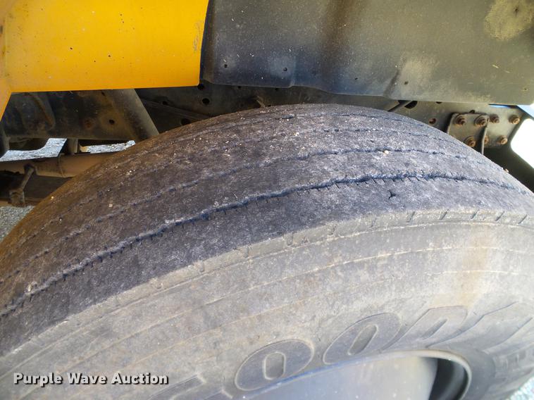 image for item DC7995 1994 International 3700 Carpenter school bus