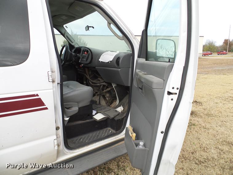 image for item DD1461 2006 Ford E350 XL van