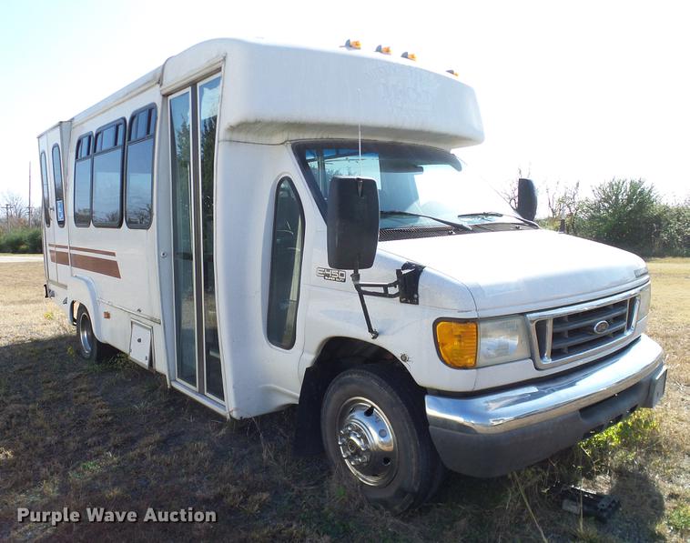 image for item DD1463 2005 Ford Econoline E450 shuttle bus