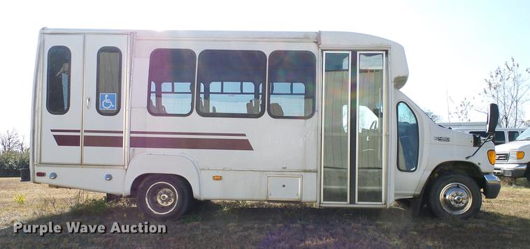 image for item DD1463 2005 Ford Econoline E450 shuttle bus
