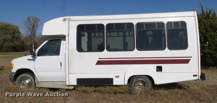 image for item DD1463 2005 Ford Econoline E450 shuttle bus
