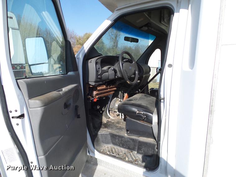 image for item DD1463 2005 Ford Econoline E450 shuttle bus