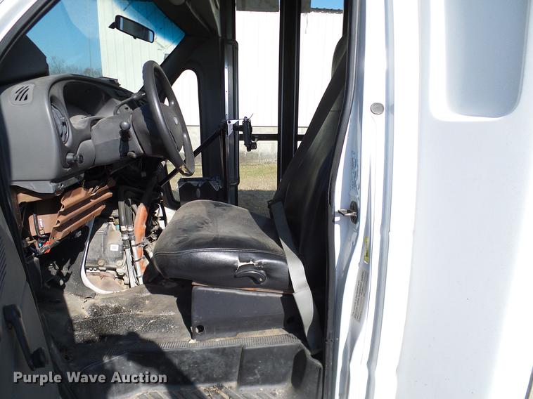 image for item DD1463 2005 Ford Econoline E450 shuttle bus