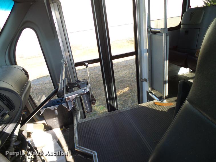 image for item DD1463 2005 Ford Econoline E450 shuttle bus