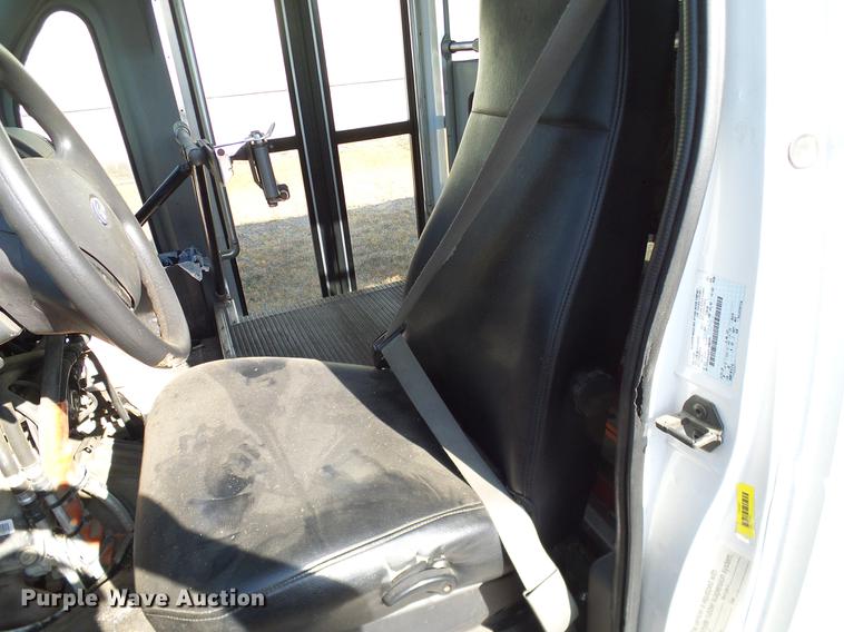 image for item DD1463 2005 Ford Econoline E450 shuttle bus