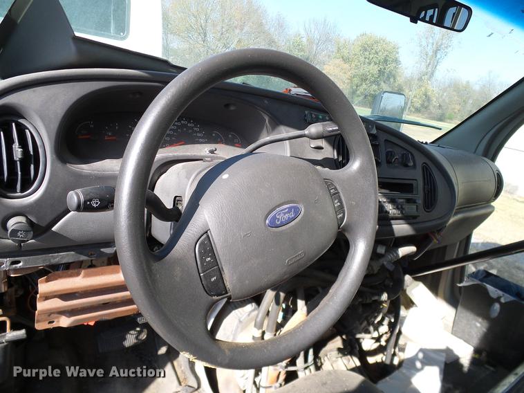 image for item DD1463 2005 Ford Econoline E450 shuttle bus