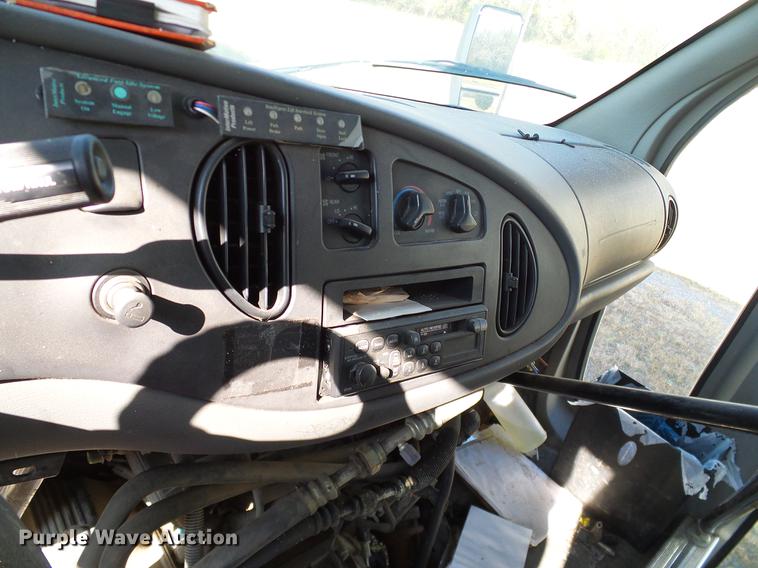 image for item DD1463 2005 Ford Econoline E450 shuttle bus