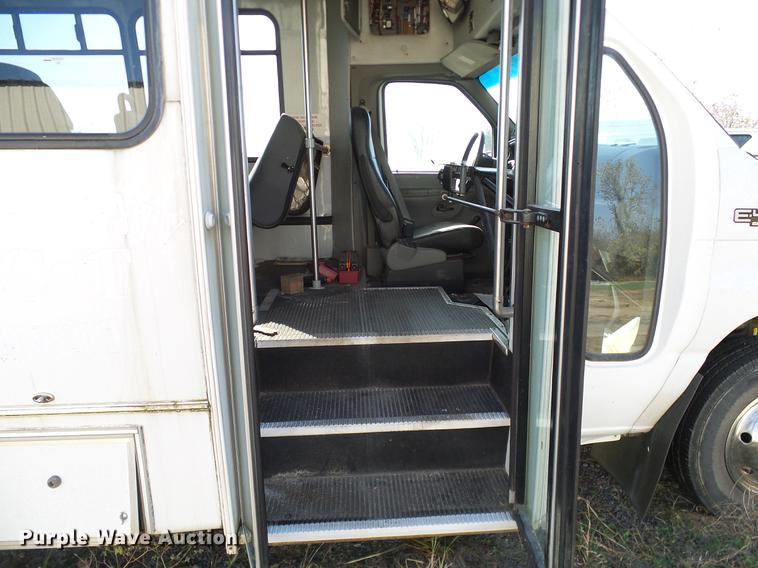 image for item DD1463 2005 Ford Econoline E450 shuttle bus