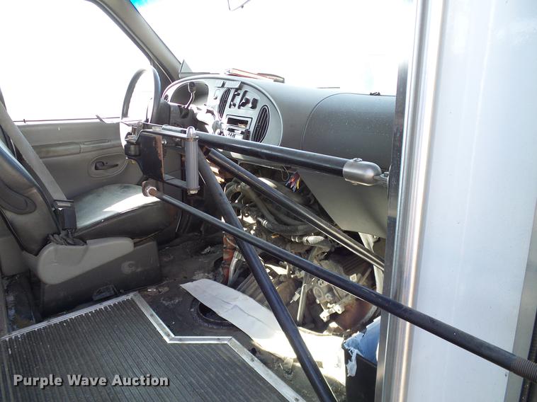 image for item DD1463 2005 Ford Econoline E450 shuttle bus