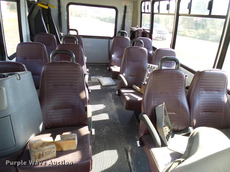image for item DD1463 2005 Ford Econoline E450 shuttle bus