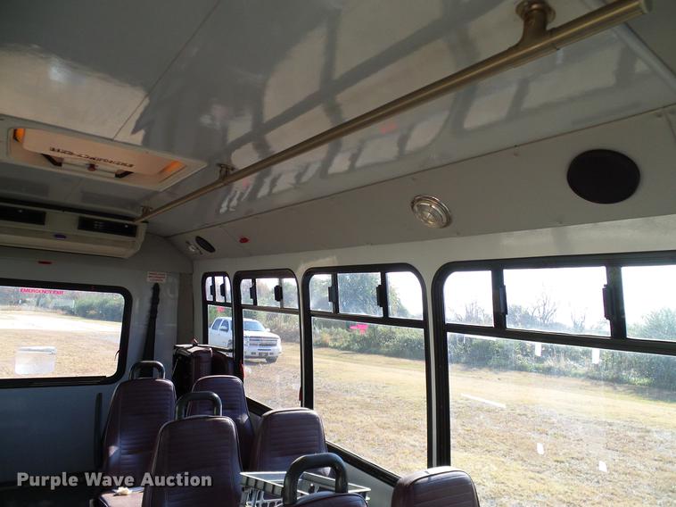 image for item DD1463 2005 Ford Econoline E450 shuttle bus