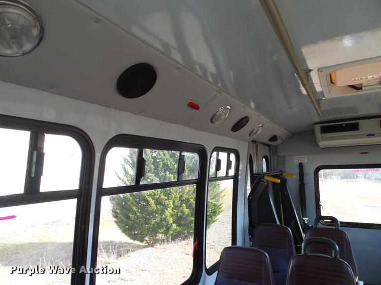 image for item DD1463 2005 Ford Econoline E450 shuttle bus