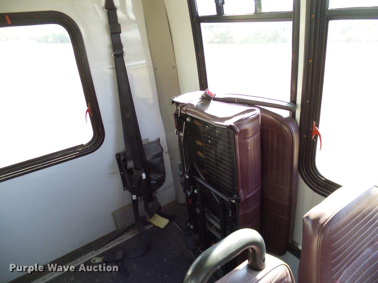 image for item DD1463 2005 Ford Econoline E450 shuttle bus