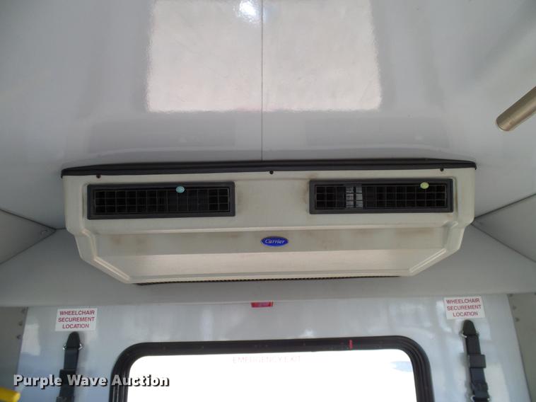 image for item DD1463 2005 Ford Econoline E450 shuttle bus