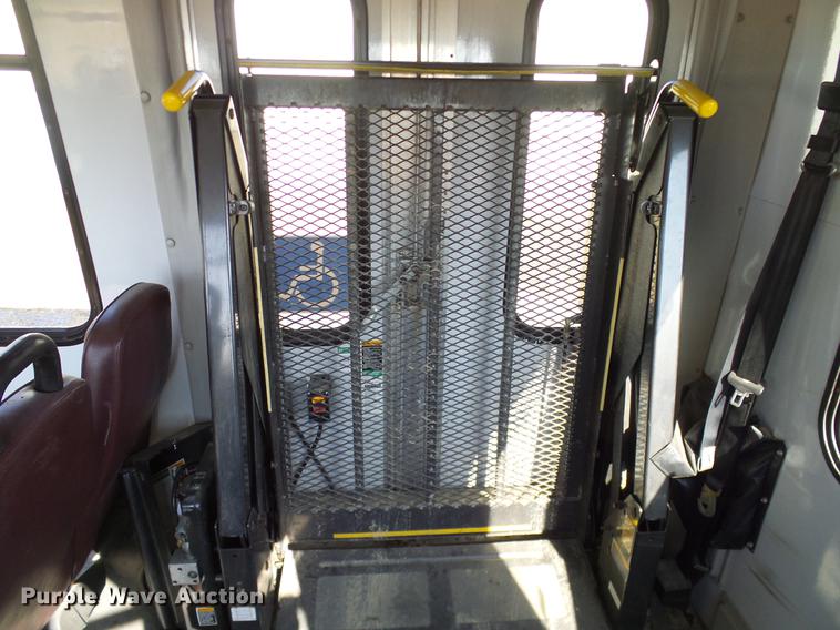 image for item DD1463 2005 Ford Econoline E450 shuttle bus