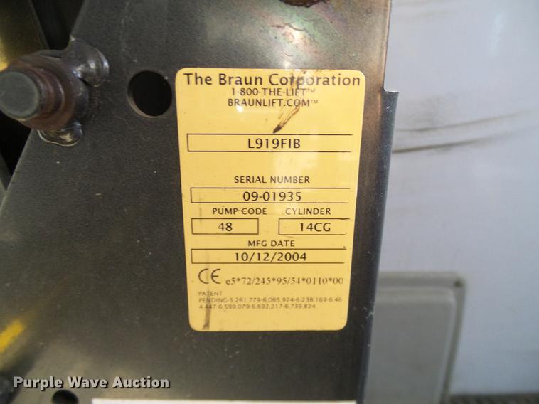 image for item DD1463 2005 Ford Econoline E450 shuttle bus