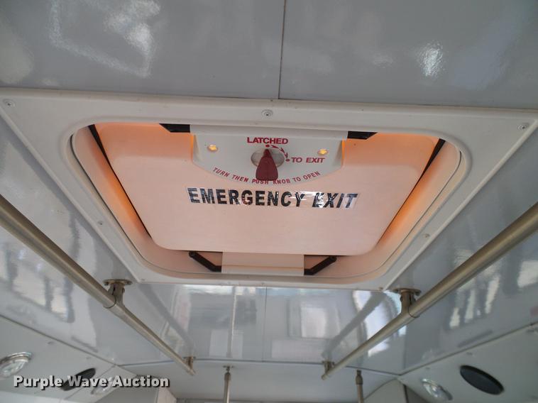 image for item DD1463 2005 Ford Econoline E450 shuttle bus