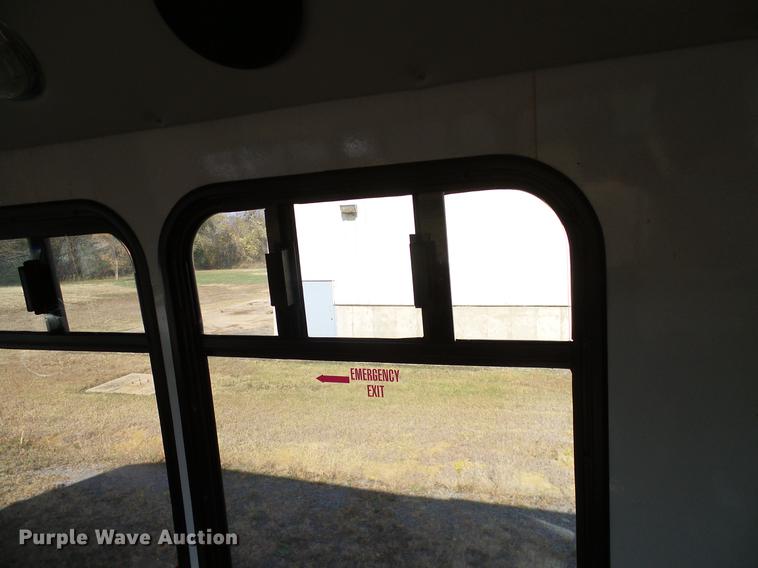 image for item DD1463 2005 Ford Econoline E450 shuttle bus