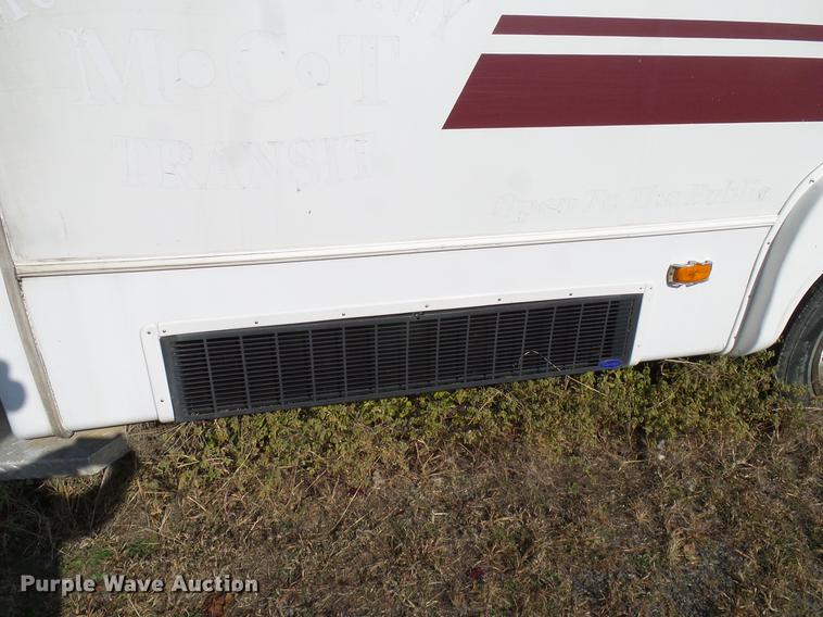 image for item DD1463 2005 Ford Econoline E450 shuttle bus