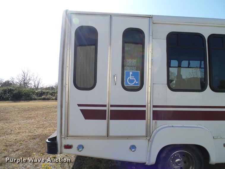 image for item DD1463 2005 Ford Econoline E450 shuttle bus