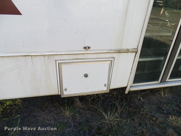 image for item DD1463 2005 Ford Econoline E450 shuttle bus