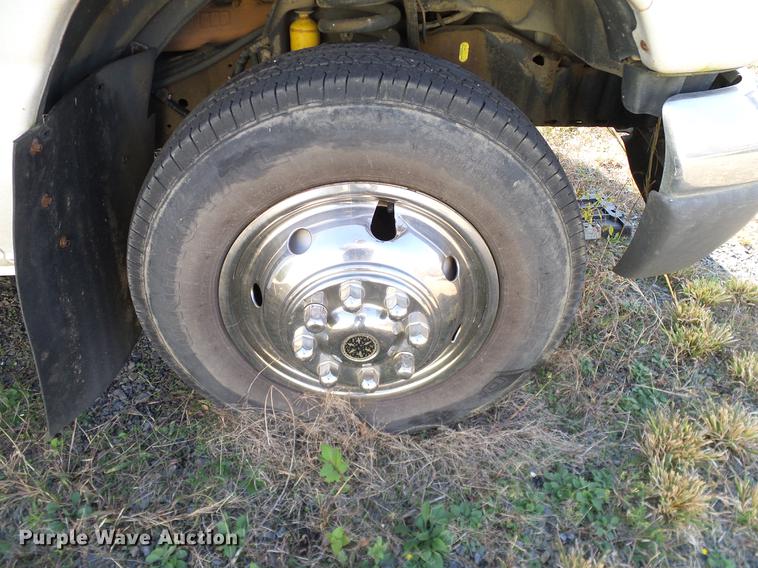 image for item DD1463 2005 Ford Econoline E450 shuttle bus