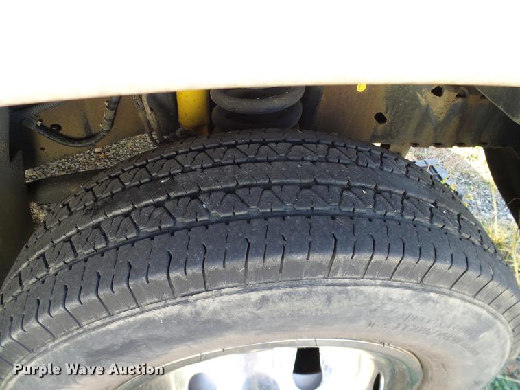 image for item DD1463 2005 Ford Econoline E450 shuttle bus