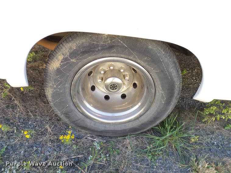 image for item DD1463 2005 Ford Econoline E450 shuttle bus