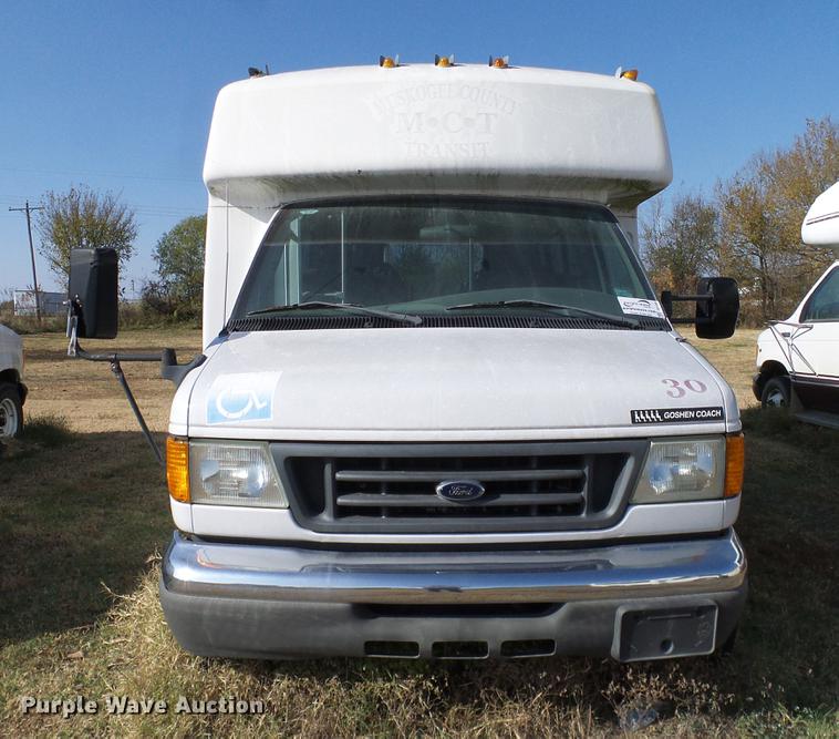 image for item DD1465 2005 Ford Econoline E450 shuttle bus