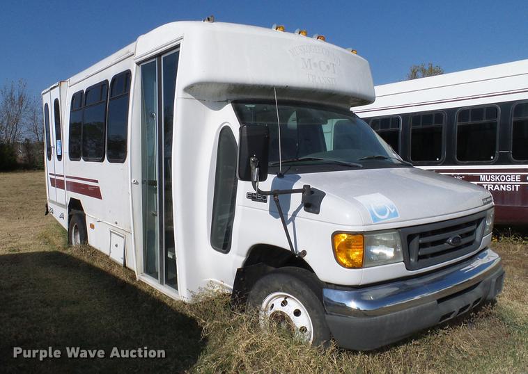 image for item DD1465 2005 Ford Econoline E450 shuttle bus