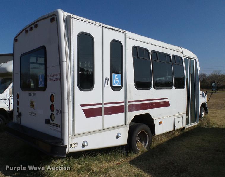 image for item DD1465 2005 Ford Econoline E450 shuttle bus