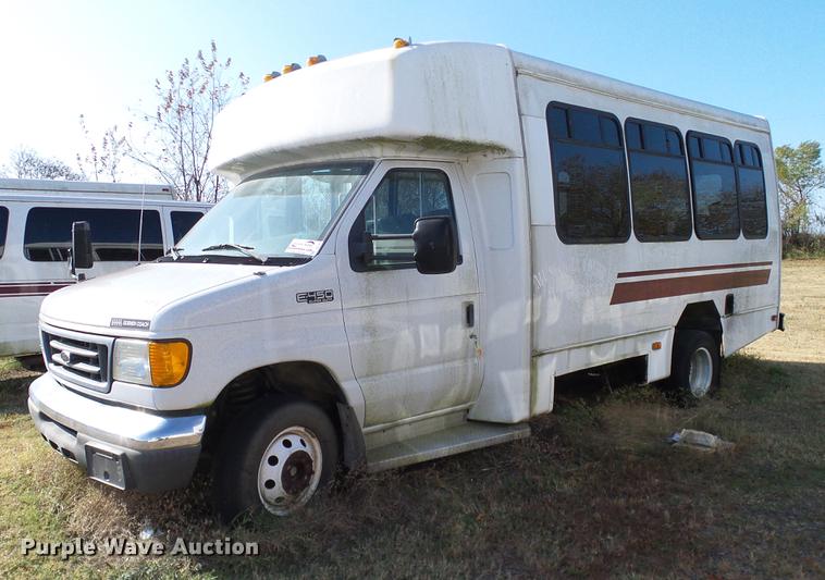 image for item DD1465 2005 Ford Econoline E450 shuttle bus