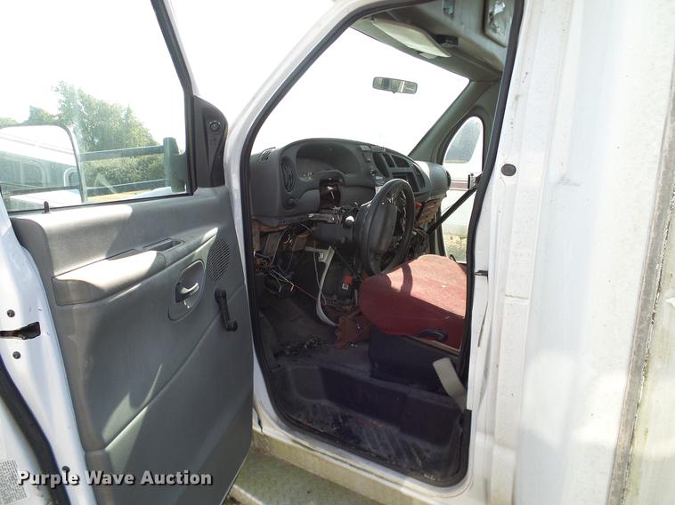 image for item DD1465 2005 Ford Econoline E450 shuttle bus