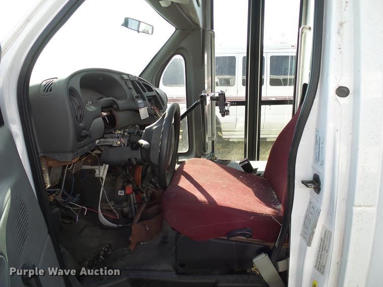 image for item DD1465 2005 Ford Econoline E450 shuttle bus