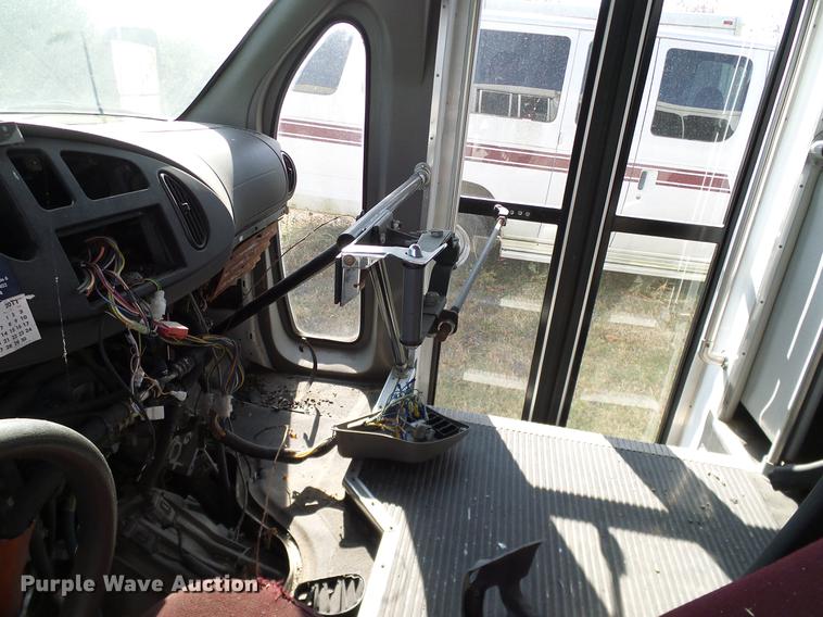image for item DD1465 2005 Ford Econoline E450 shuttle bus