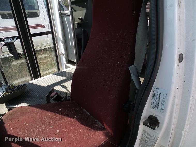 image for item DD1465 2005 Ford Econoline E450 shuttle bus