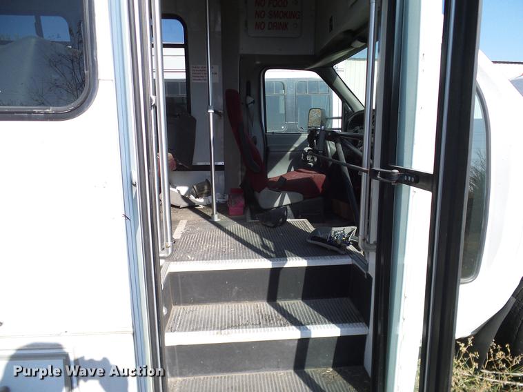 image for item DD1465 2005 Ford Econoline E450 shuttle bus