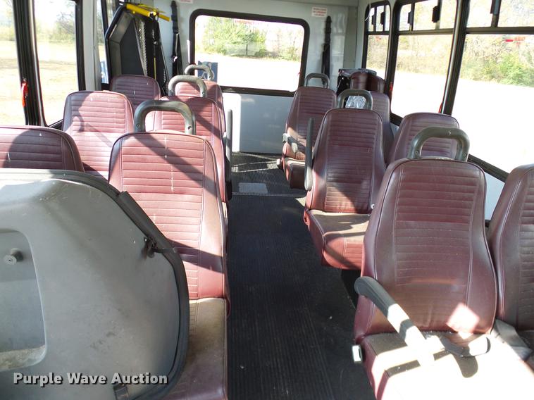 image for item DD1465 2005 Ford Econoline E450 shuttle bus