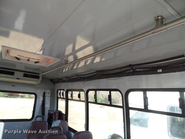 image for item DD1465 2005 Ford Econoline E450 shuttle bus